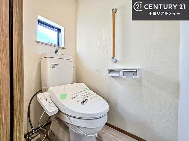 清潔感のある色味のお手洗いです！さわやかでスッキリする空間です！白を基調としているので、お手入れがしやすいトイレです！