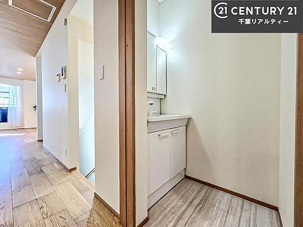 三面鏡仕様の洗面所は、身だしなみがしやすい造り！裏は収納になっています。ドライヤーやお化粧道具を片付けられるので洗面台周りをスッキリと見せることが出来ます！