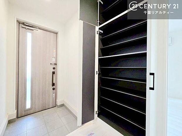 たっぷり収納できるシューズボックス付きの玄関。ご家族分の靴もしっかり収まり、すっきりとした空間を保てます。