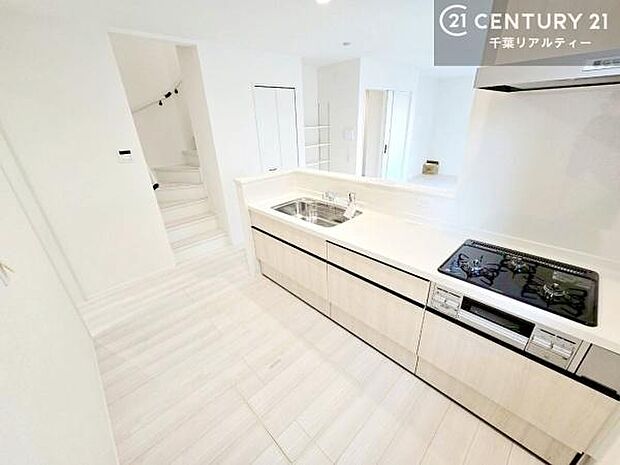 大人気の対面式システムキッチンを採用しています!ご家族のコミュニケーションが自然と増える設計です。お子様にも目が届くので嬉しいですね!広々使えて快適に作業が進みます。