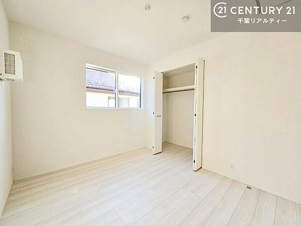 掃き出し窓がない設計なので、転落の心配が少なく、お子様のお部屋としても安心してお使いいただけます。小さなお子様にも配慮された安心の居室です。