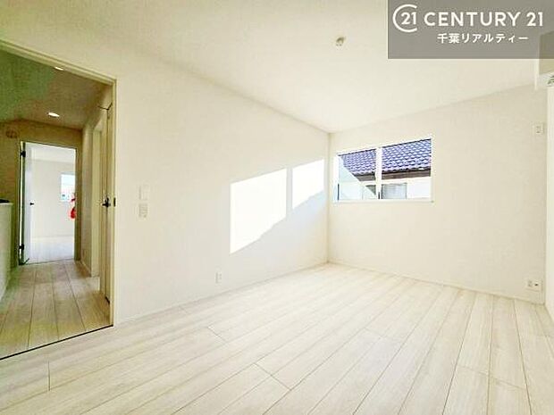 全居室が南西向きに配置されており、室内は明るく開放的。午後から夕方にかけて心地よい陽光が差し込み、どのお部屋でも快適にお過ごしいただけます。