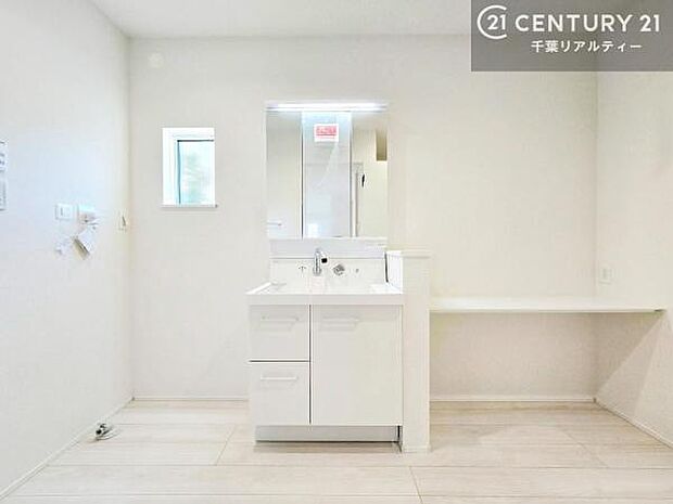 三面鏡付きの洗面化粧台を備えた、広々とした洗面スペース。ゆとりあるカウンターは、アイロンがけや洗濯物をたたむ作業にも使いやすく、家事がはかどります。