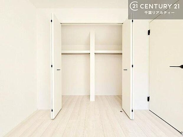 クローゼットを備え、収納力の高さが魅力。お部屋をすっきり保てます。