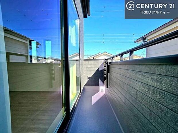 陽当たりの良いバルコニーで、お洗濯物もよく乾きそうですね！お天気の良い日にはバルコニーへ出てリフレッシュするのも気持ちよさそうです。