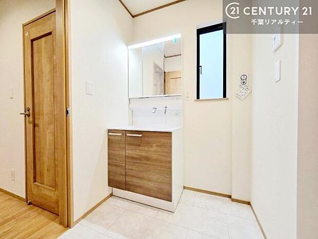 小窓付きの明るい洗面室です！湿気もすぐに入れ替えができて清潔に保つことができます！自然光が差し込むのでお化粧の仕上がりも良くなりますね！