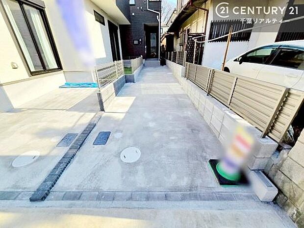 駐車スペースは2台分あります！セカンドカーはもちろん、バイクや自転車なども置き場所に困りません。