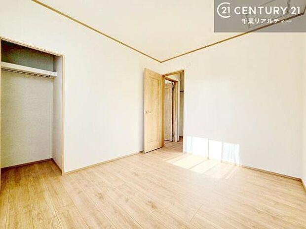 明るい室内は、風通しも良く、明るく大変居心地の良い空間となっております。リラックスして過ごせる心地の良いお部屋です！