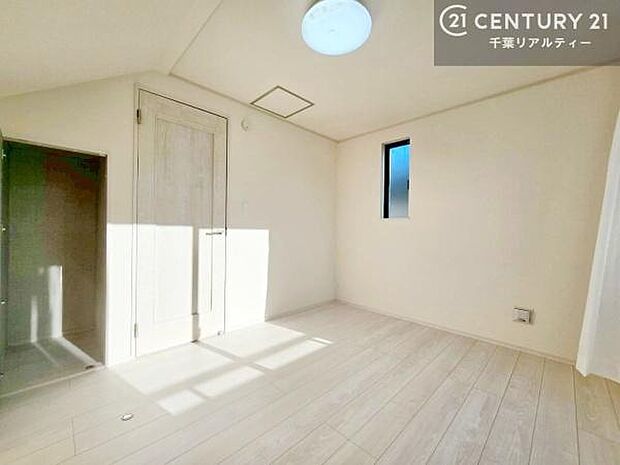 3階に2部屋の洋室を備えた新築戸建ては、家族それぞれのプライベート空間をしっかり確保。落ち着いて過ごせる住まいです。