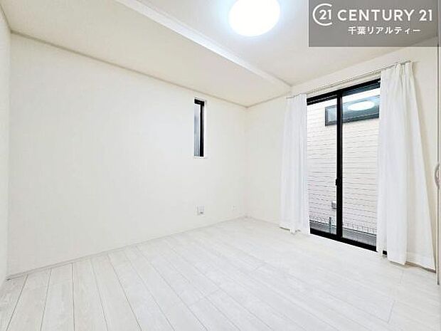 納戸は収納だけでなく、趣味の道具や書類の整理にも最適。使い方次第で生活動線をスムーズにする便利な空間です。