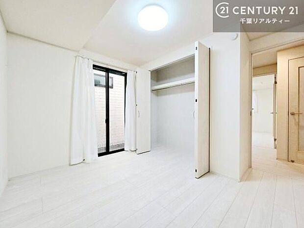 約5.18帖の1階納戸は、ゆとりある広さを確保。収納スペースもあり居室としても使えるため、ライフスタイルに合わせた活用が可能です。