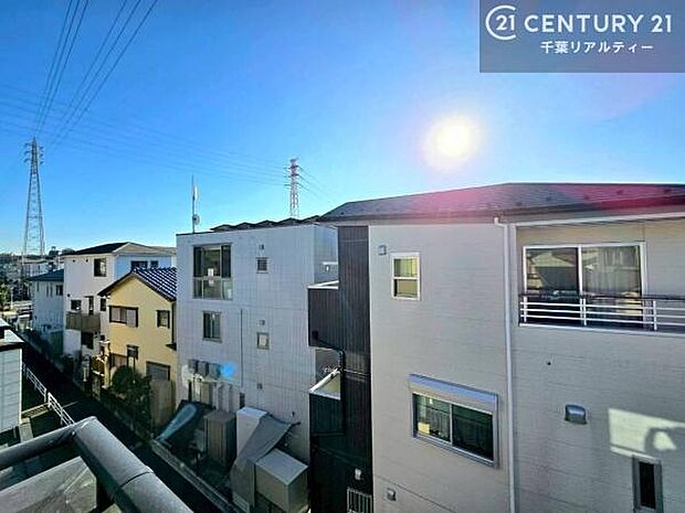 3階建てのバルコニーは、朝の心地よい日差しを浴びながらのひとときや、夜風に当たりながらのリラックスタイムに最適。洗濯物や布団干しも快適に行え、実用性と快適性を兼ね備えた魅力的なスペースです。