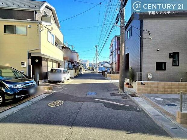 前面道路はゆとりある広さの6ｍ！お車同士のすれ違いもスムーズで、運転に自信のない方でも安心です。