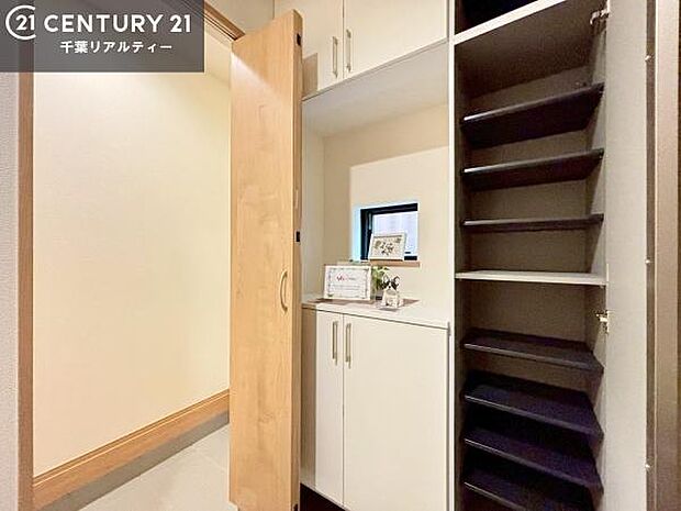 シューズインクローク付きです!シューズだけでなくベビーカーや折り畳み自転車、アウトドア用品もスッキリと片付けられます!