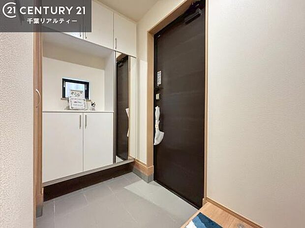 玄関のシューズボックスは、収納力良好で靴をすっきり整理できるだけでなく、上部を飾り棚として活用可能。お気に入りの小物やグリーンを置けば、来客を迎えるおしゃれな空間に仕上がります!