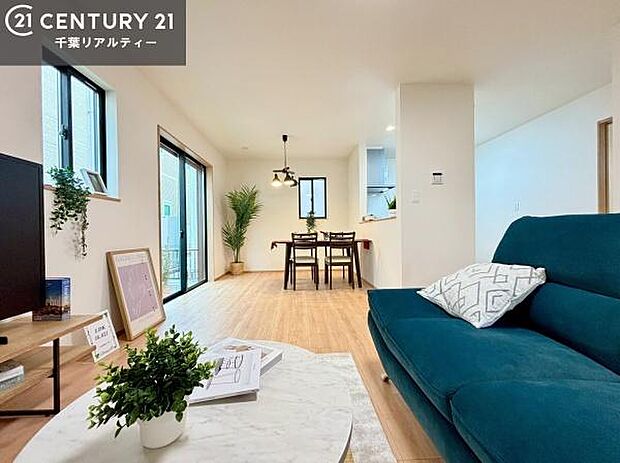 開放感のある広々LDK!ソファーやダイニングテーブルを置いても窮屈にならないので快適に過ごせます!コミュニケーションが取りやすいリビングです!