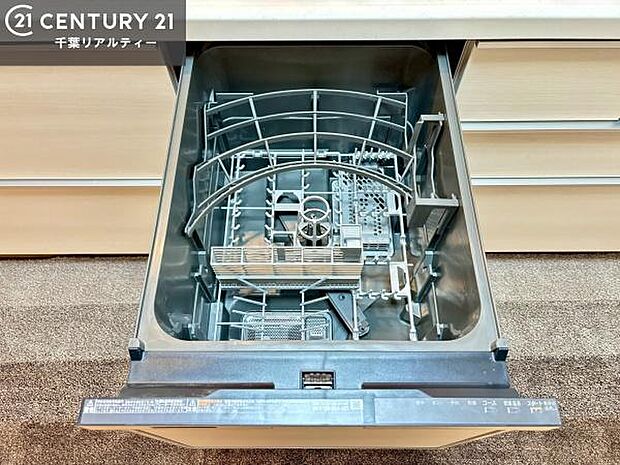 食洗機付きのキッチンです!忙しい時や手荒れ防止として大変活躍する便利な仕様です!ビルトインなのでキッチンの場所を取らず調理スペースを広く使うことが出来ます!