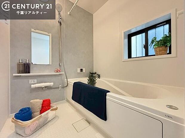 広々バスで一日の疲れをリフレッシュ。足が伸ばせるので、浴槽にもゆったりと浸かれますね!毎日のバスタイムが楽しみになります。