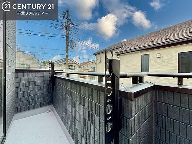 陽当たり良好なバルコニーです!晴れた日には青い空を見渡せる開放的な時間を楽しめます。