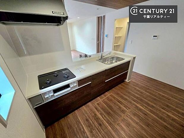 大人気の対面式システムキッチンを採用しています！ご家族のコミュニケーションが自然と増える設計です。お子様にも目が届くので嬉しいですね。広々使えて快適に作業が進みます。