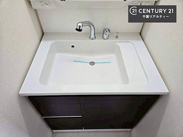 深い洗面台ボウルは、水が跳ねにくいのでお手入れが楽々！清潔感が保てます！キレイな洗面所で自分磨きのモチベーションが上がりますね！