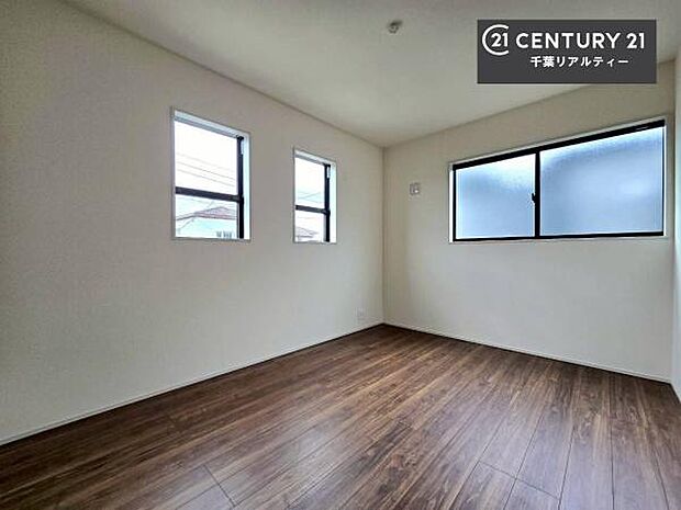 2面採光を確保した明るい室内は、風通しも良く、明るく大変居心地の良い空間となっております。リラックスして過ごせる心地の良いお部屋です！朝の目覚めがスッキリしますね！