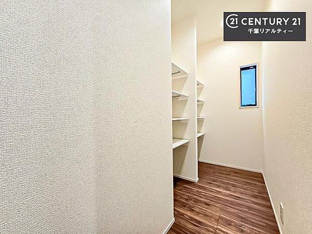 パントリー付き！手を止めず取り出しが出来る作業がしやすい快適な動線です！手際よく料理が作れて毎日捗りそうですね！