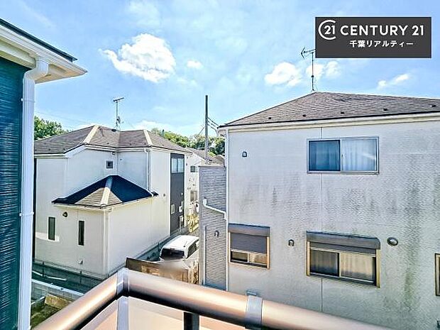 落ち着きある住宅街、周囲には高い建物がなく、緑が多く空が広く開放感があり、陽当りを大きく遮られることもありません。気持ちの良い風が通り抜ける街並みです。