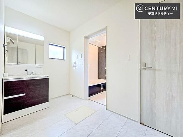 三面鏡仕様の洗面所は、身だしなみがしやすい造り！裏は収納になっています。ドライヤーやお化粧道具を片付けられるので洗面台周りをスッキリと見せることが出来ます！