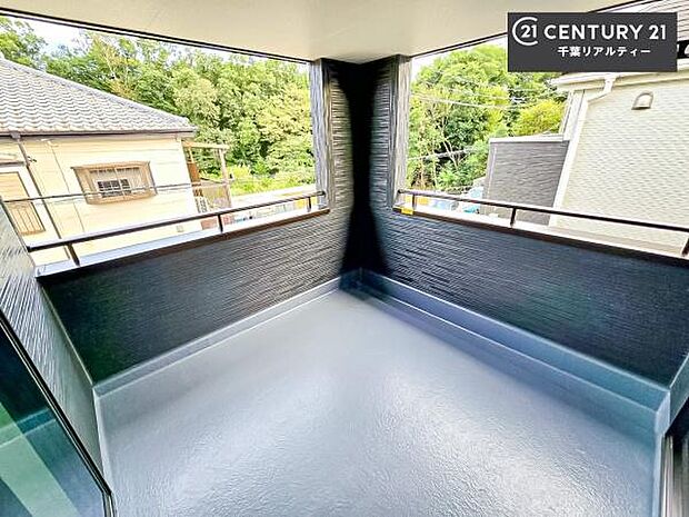 インナーバルコニー！屋根が付いているので、急に雨が降っても濡れにくく安心！強い日差しもカットしてくれるので、お天気の良い日は、お外へ出て深呼吸するのもよさそうです！