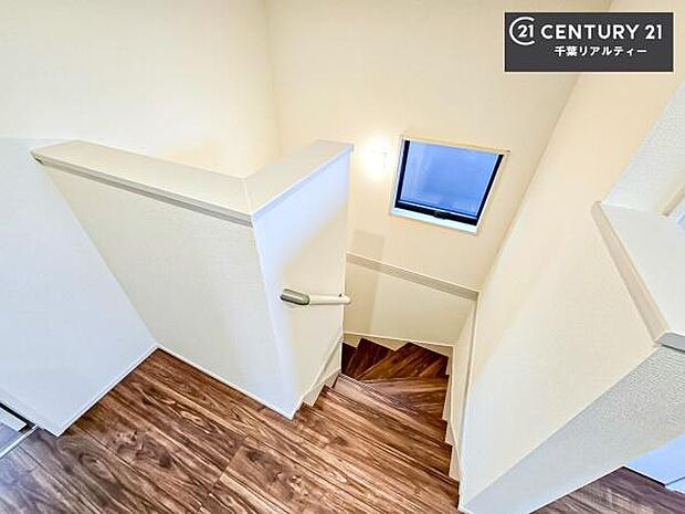 階段は明るく手摺りもついています。お子様やご年配の方も安心してご利用頂けますね。