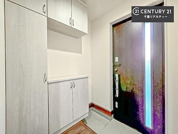 シューズボックス付きなので、玄関が片付きお掃除がしやすいです！スッキリした玄関で戸を開けた瞬間、清潔感のある心地いい空間が出迎えてくれます。