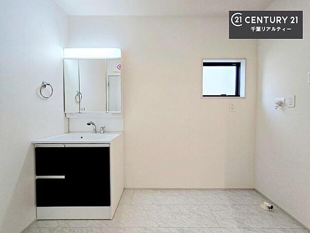 三面鏡仕様の洗面所は、身だしなみがしやすい造り！裏は収納になっています。ドライヤーやお化粧道具を片付けられるので洗面台周りをスッキリと見せることが出来ます！