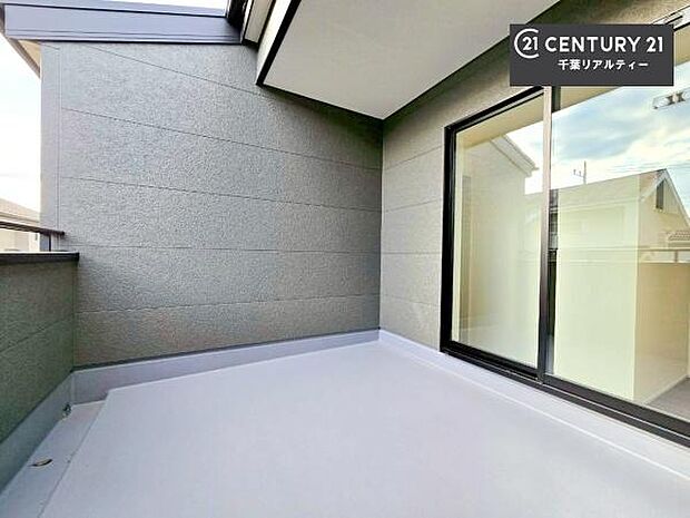 インナーバルコニー！屋根が付いているので、急に雨が降っても濡れにくく安心！強い日差しもカットしてくれるので、お天気の良い日は、お外へ出て深呼吸するのもよさそうです！