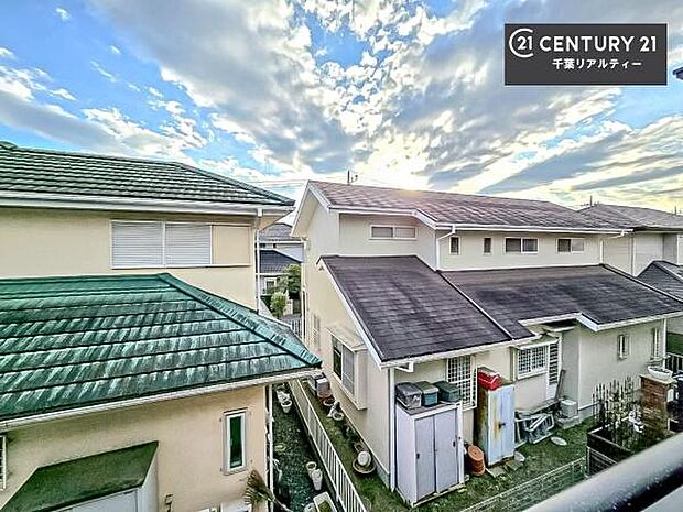 晴れた日には青い空を見渡せる開放的な時間を楽しめます。気持ちの良い風が通り抜ける街並みです！