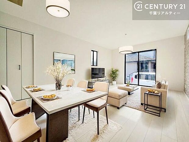 家具はCGパースです。開放感のある広々LDK！ソファーやダイニングテーブルを置いても窮屈にならないので快適に過ごせます！コミュニケーションが取りやすいリビングです！