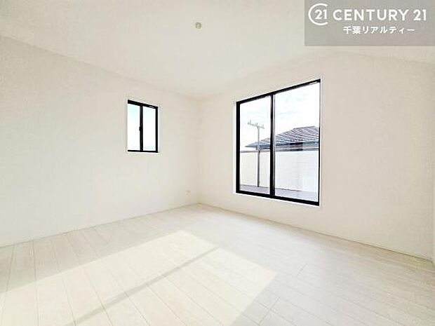 バルコニーに面している洋室です。明るく温もりがあり、換気もしっかりできます！朝起きて、外に出て背伸びをしつつ深呼吸をし良い朝を迎え入れることが出来そうですね！