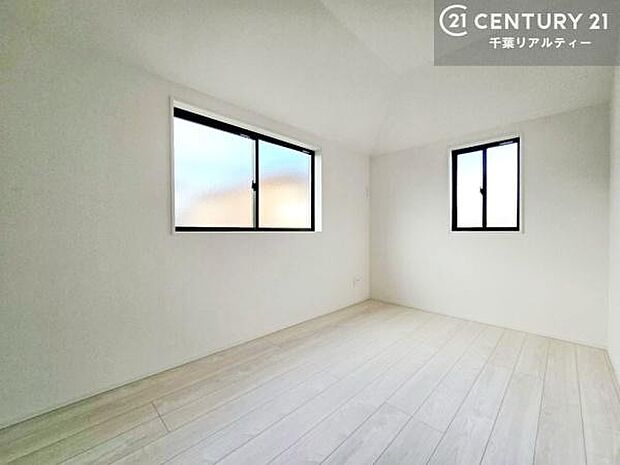 掃き出し窓がないお部屋は、お子様のお部屋としても安心です！収納スペースも充実しているので散らかったお部屋をサッと片付けられます！