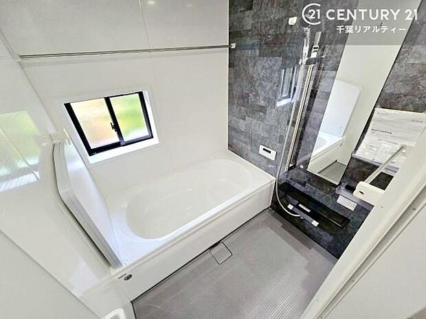 落ち着きある大人の雰囲気のバスルームは、シックなデザインでバスタイムが充実！お仕事頑張っているご褒美にお好みの匂いの入浴剤を入れて、楽しんでみてはいかがでしょうか？