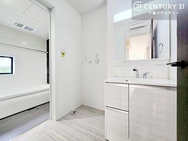 三面鏡仕様の洗面所は、身だしなみがしやすい造り！裏は収納になっています。ドライヤーやお化粧道具を片付けられるので洗面台周りをスッキリと見せることが出来ます！