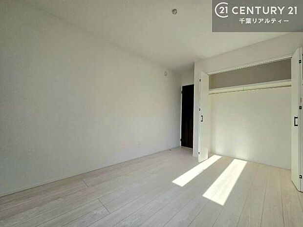 クローゼット付きの洋室は、整理整頓がしやすくいつでもすっきりとした印象に。寝室や子ども部屋としても使いやすい間取りです。