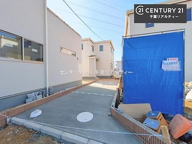 駐車スペースは2台分あります！セカンドカーはもちろん、バイクや自転車なども置き場所に困りません。