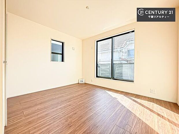 バルコニーに面している洋室です。明るく温もりがあり、換気もしっかりできます！朝起きて、外に出て背伸びをしつつ深呼吸をし良い朝を迎え入れることができます。