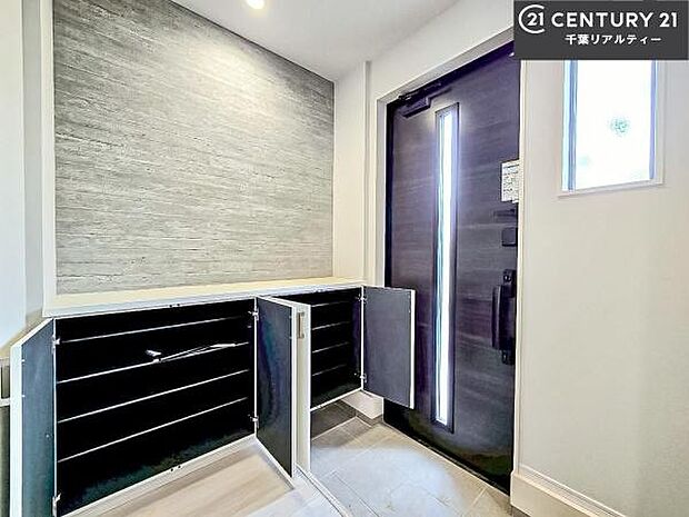 シューズボックス付きなので、玄関が片付きお掃除がしやすいです！スッキリした玄関で戸を開けた瞬間、清潔感のある心地いい空間が出迎えてくれます。