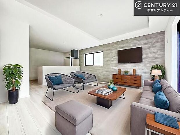 家具はCGパースです。大きな窓からたっぷりの陽ざしが入る明るいリビング。開放感のあるリビングで家族団らんのくつろぎの時間を過ごせます。