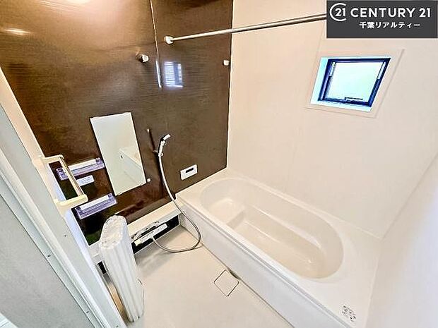 落ち着きある大人の雰囲気のバスルームは、シックなデザインでバスタイムが充実！お仕事頑張っているご褒美にお好みの匂いの入浴剤を入れて、楽しんでみてはいかがでしょうか？