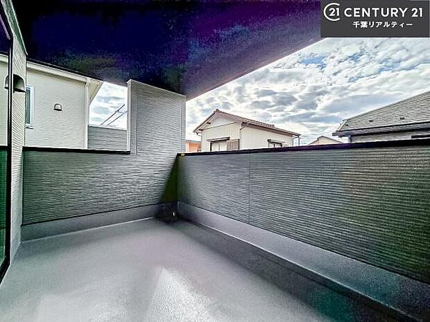 陽当たり良好なバルコニーです！晴れた日には青い空を見渡せる開放的な時間を楽しめます。たくさんのお洗濯物もいっぺんに干すことができます！