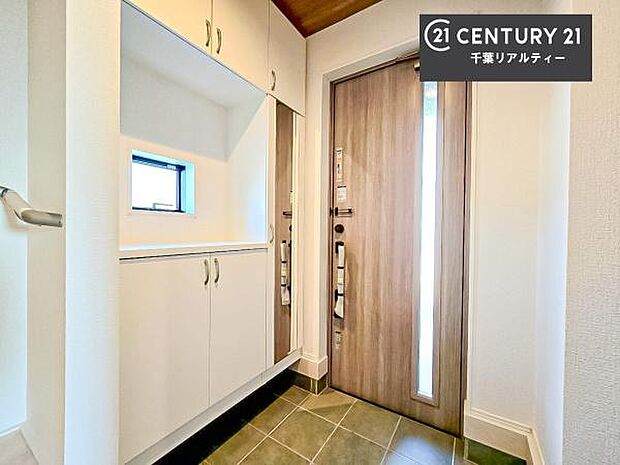 シューズボックス付きなので、玄関が片付きお掃除がしやすいです！スッキリした玄関で戸を開けた瞬間、清潔感のある心地いい空間が出迎えてくれます。