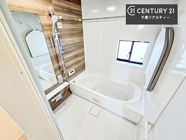 白を基調とした清潔感のあるバスルーム！快適なバスタイムが送れます！1日の疲れをしっかりと癒してくれる素敵なリラクゼーション空間になりそうですね。