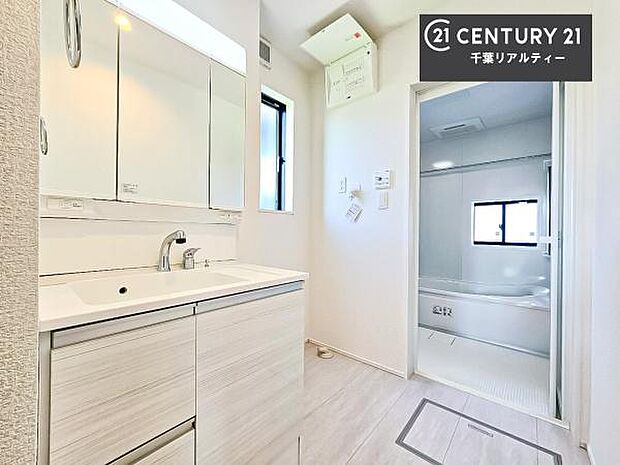 三面鏡仕様の洗面所は、身だしなみがしやすい造り！裏は収納になっています。ドライヤーやお化粧道具を片付けられるので洗面台周りをスッキリと見せることが出来ます！